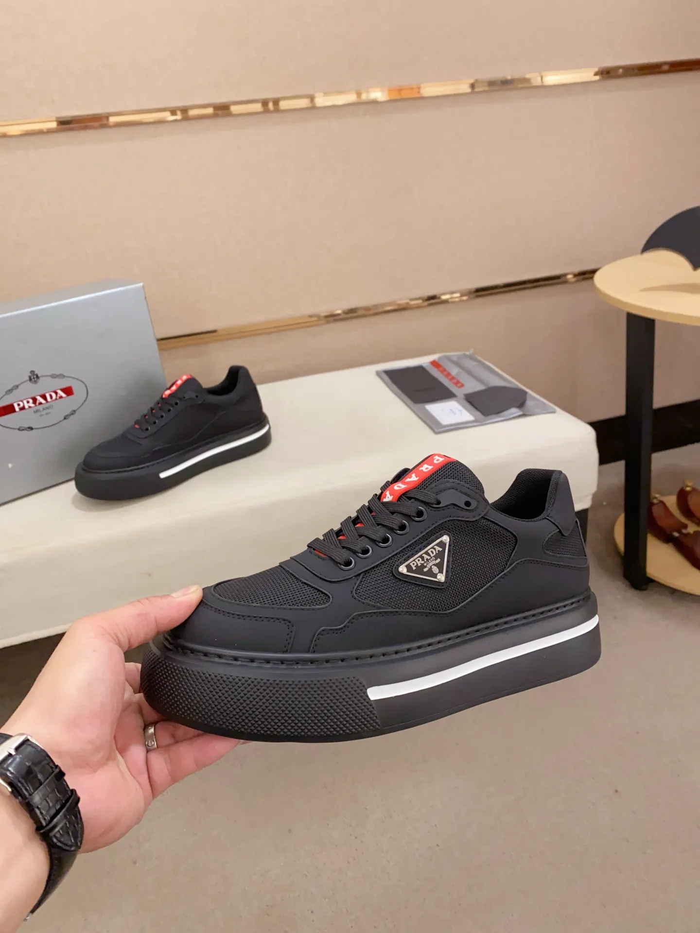 Men's shoes 💰 580💰 ✔️✔️✔️Higher version High-quality new PRADA (Prada) counters are launched simultaneously, new men's shoes, 😘fabrics are selected from breathable fly weave fabrics. Lining: Imported cowhide leather lining. 👍🏿High-end☄️Open-molded non-slip rubber outsole, exquisite lines, simple and elegant, comfortable and high-end for leisure travel. Number of yards: 38 to 44.